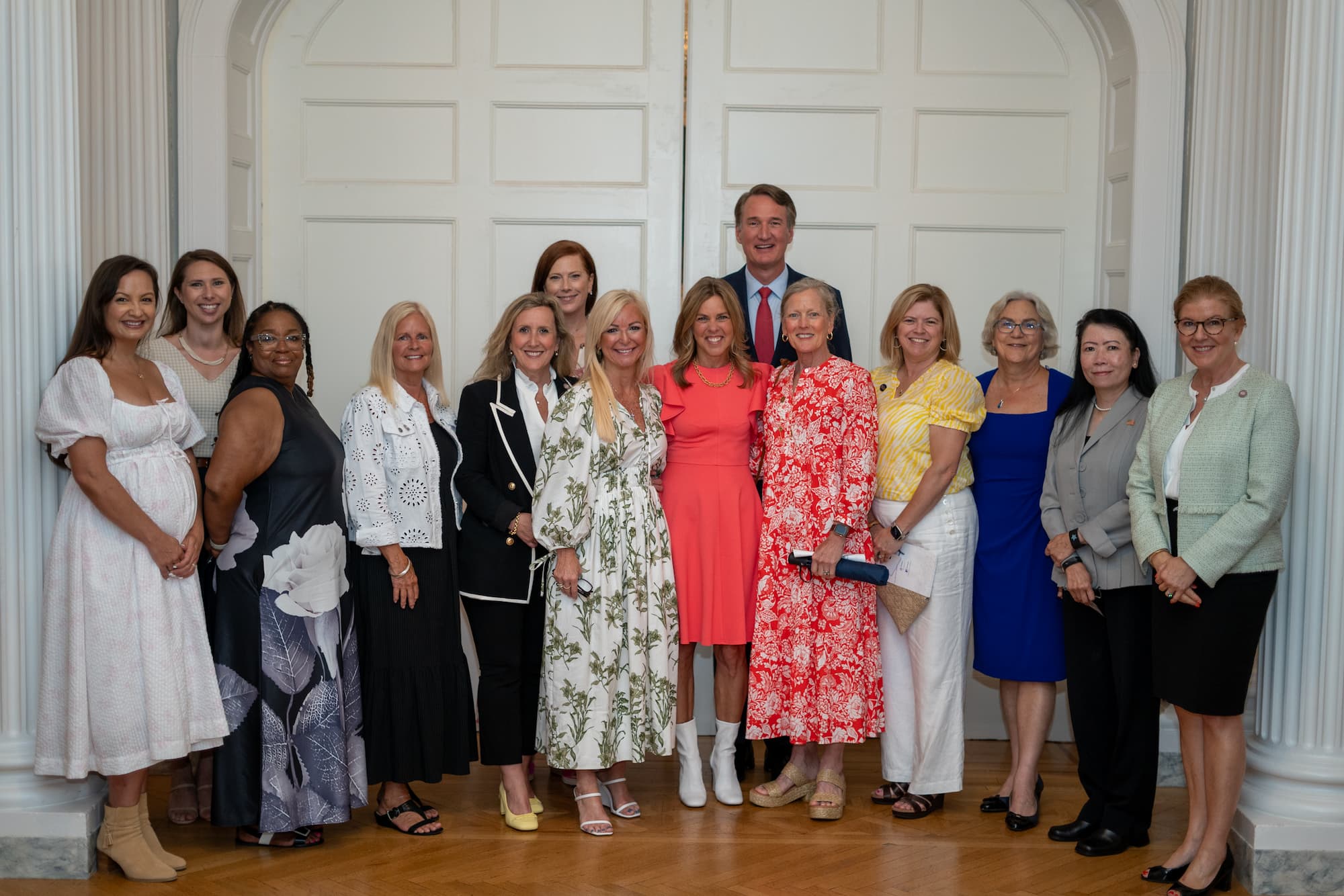 Phụ nữ đứng cạnh Thống đốc